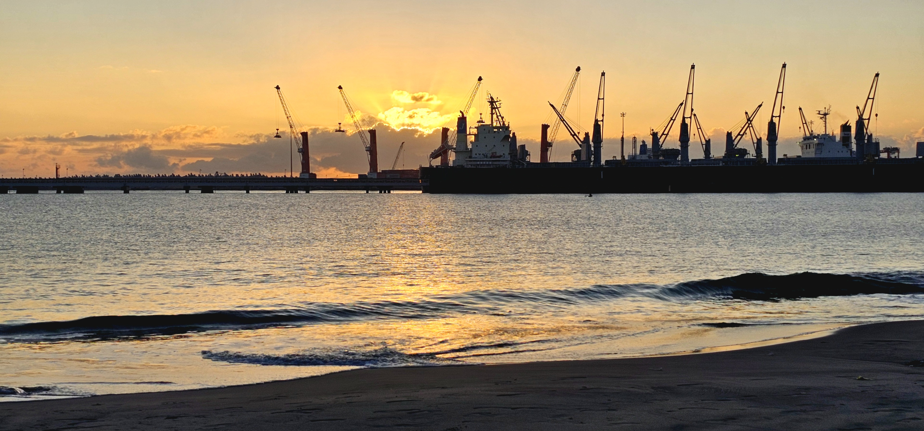 The sun is abot to rise over the Port o Toamasina