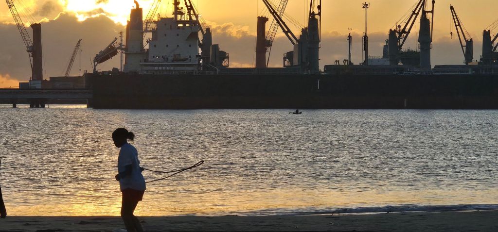 Jogging at dawn, Toamasina port