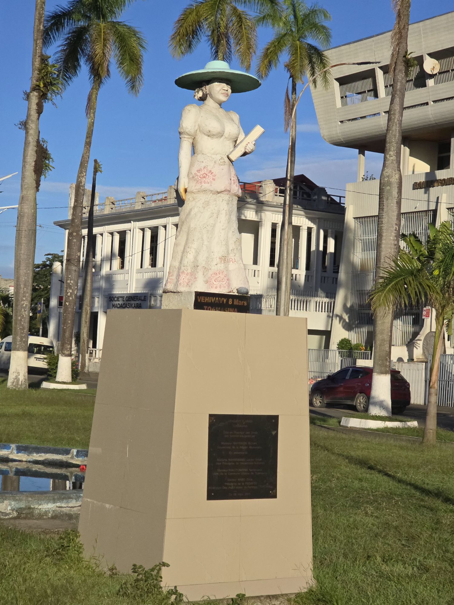 Statue Celebrating Women, Avenue de l'Indépendance, Toamasina